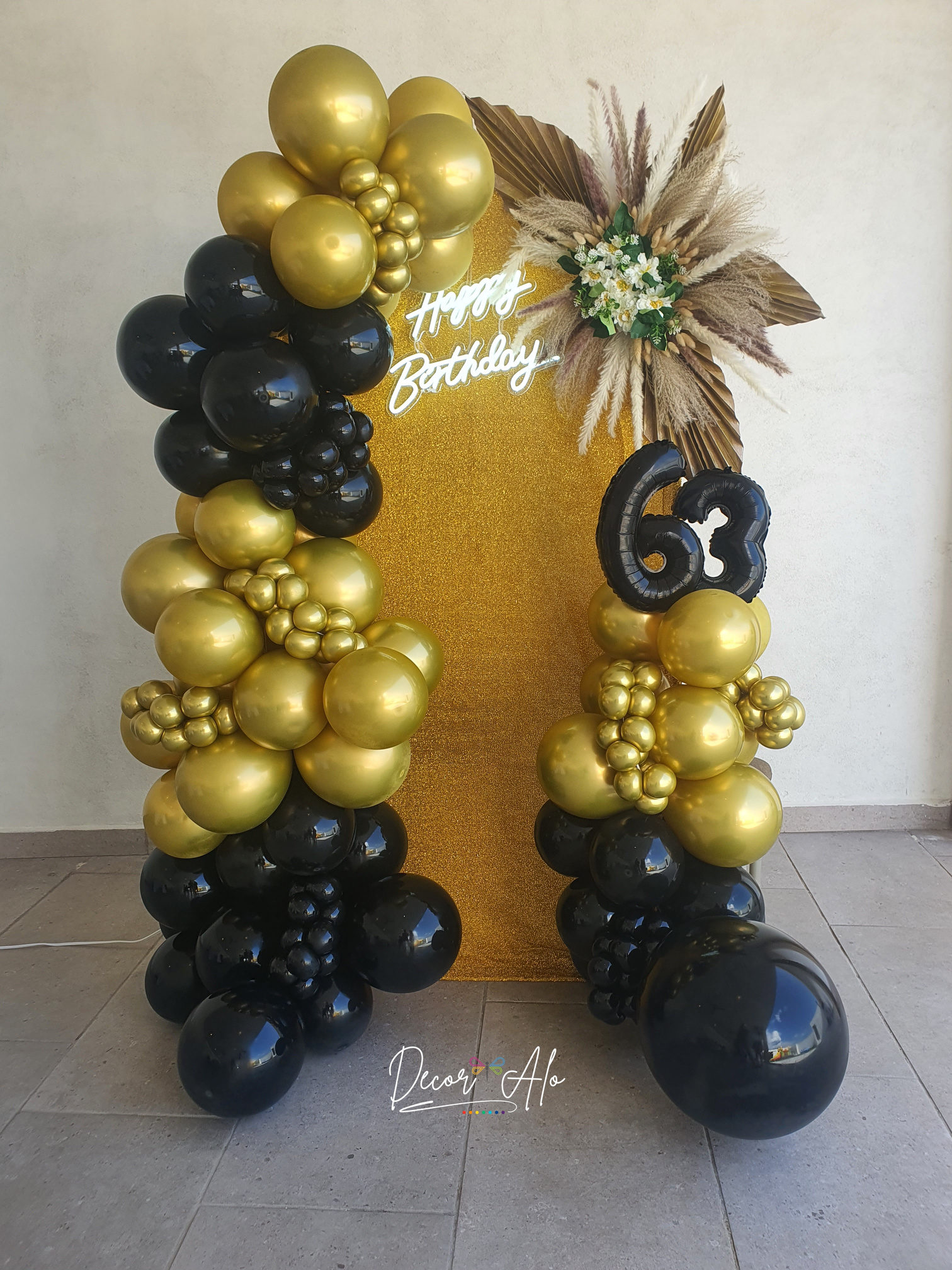Arco de globos del paquete Diseñ.alo Clásico con mesita dorada